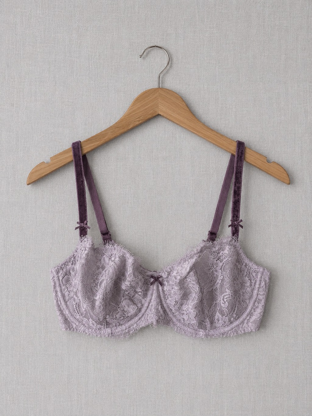 🍒2/25$ Victoria's Secret Lavender Lace Underwire Bra with Velvet Straps